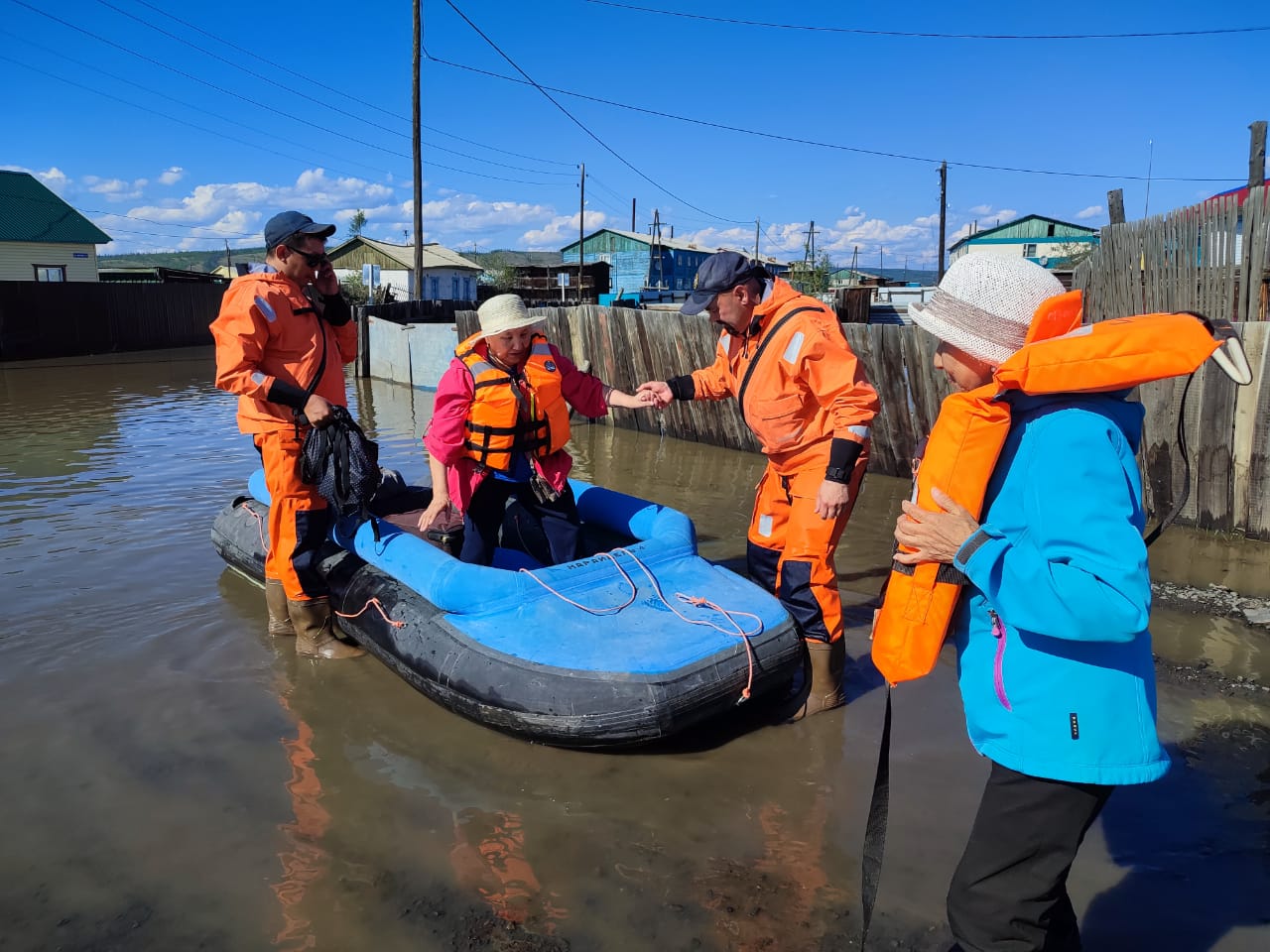 Уровень воды падает на реке Яна в якутском Верхоянске