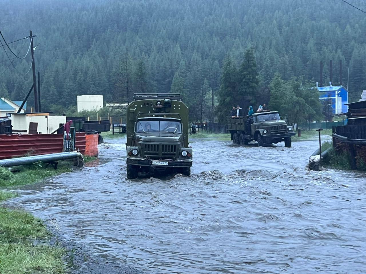 15 дворовых территорий подтопило из-за дождей в селе Себян-Кюель в Якутии