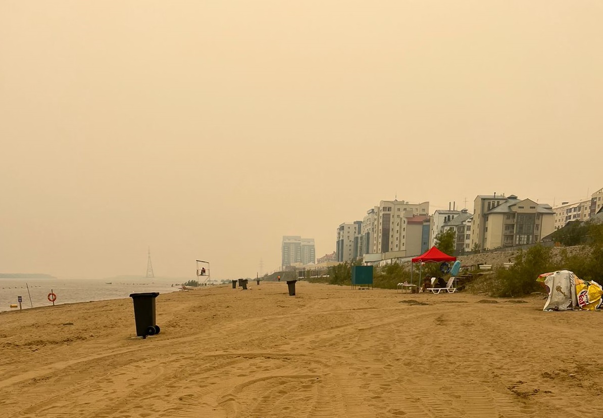 Отдыхающих на городском пляже в Якутске призвали соблюдать осторожность