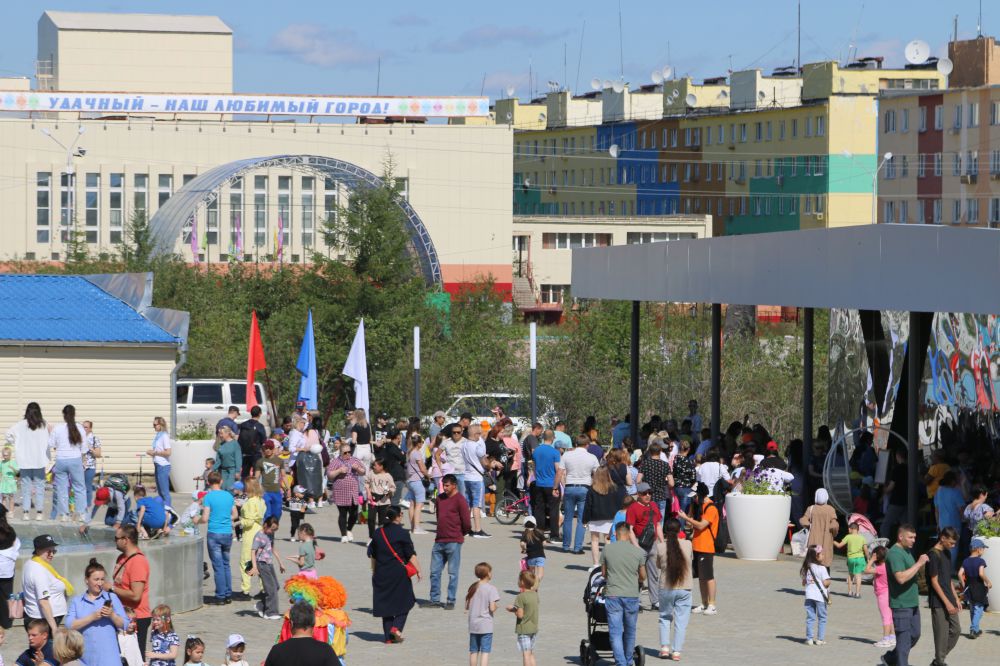 Благоустройство Центральной площади завершили в Удачном Мирнинского района Якутии