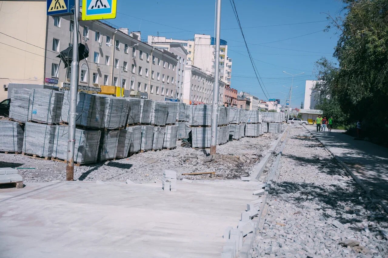 Айсен Николаев проверил ремонт дорог и строительство соцобъектов в Якутске