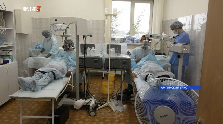 Офтальмологи из Якутска провели операции по удалению катаракты жителям Амгинского района