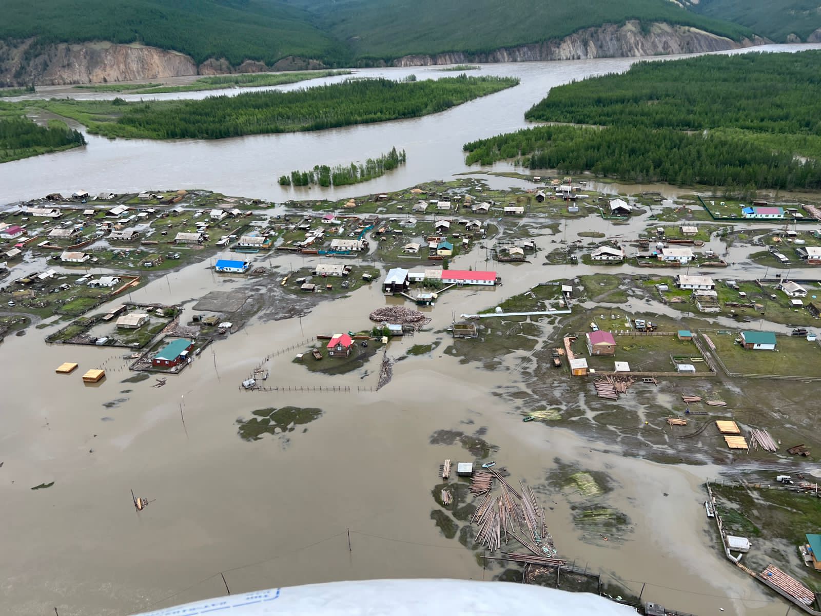 Вода ушла из жилых домов в селе Суордах в Якутии