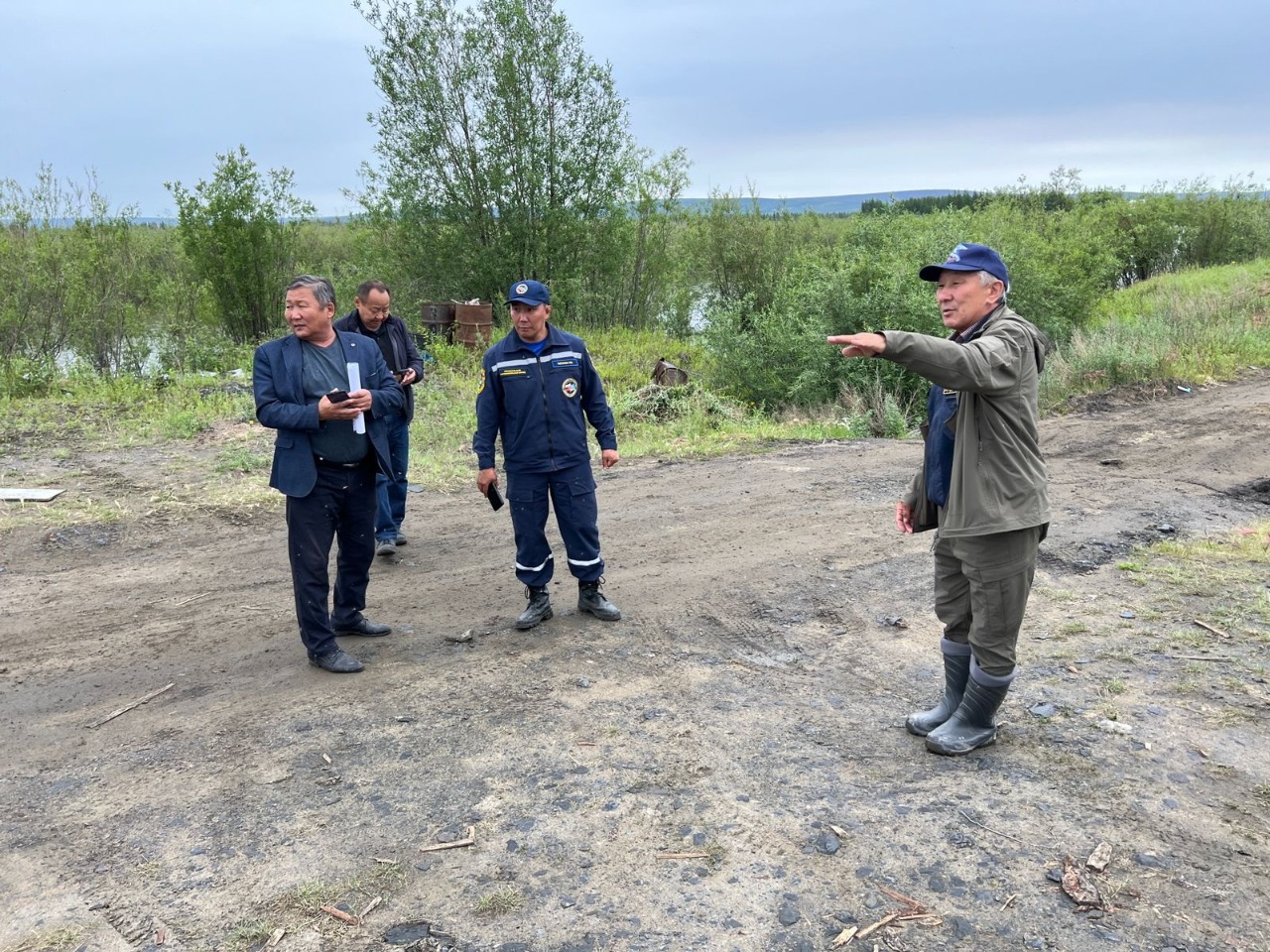 Спасатели укрепляют дамбу у села Бетенкес Верхоянского района Якутии