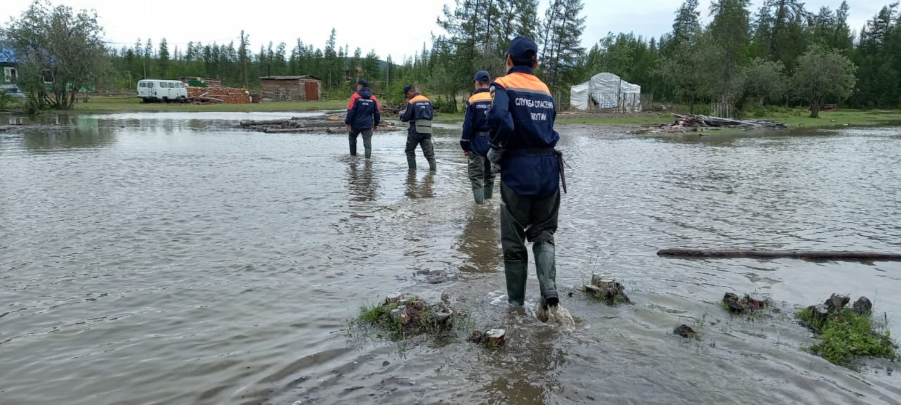 Спасатели расчищают каналы для спада воды в Верхоянском районе Якутии