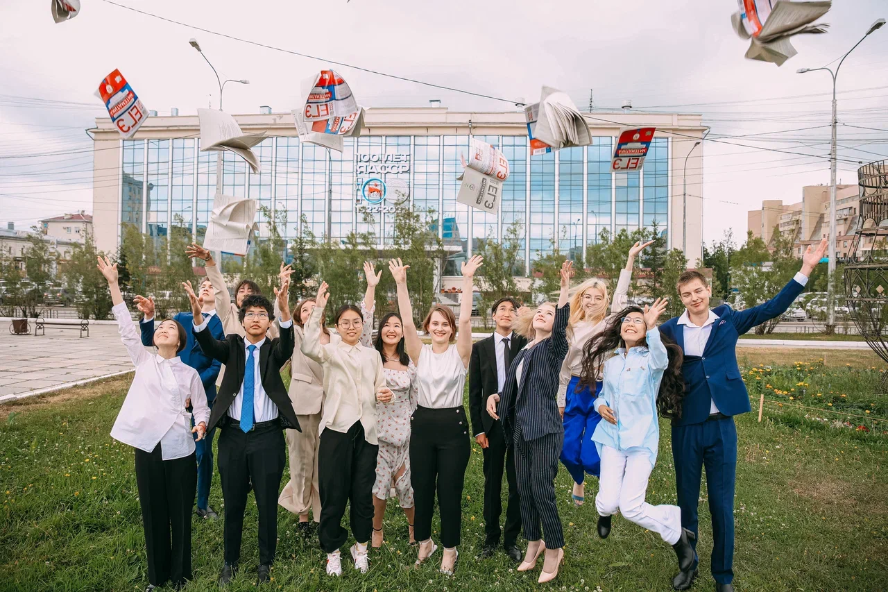 23 стобальникам ЕГЭ из Якутии вручили сертификаты на 100 тысяч рублей