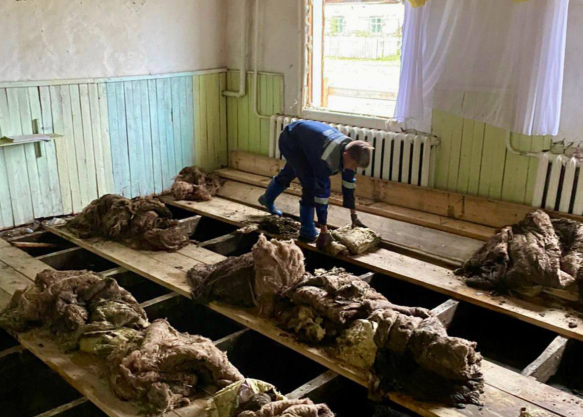 Бойцы студотрядов продолжают работать в пострадавшем от паводка Верхоянском районе Якутии