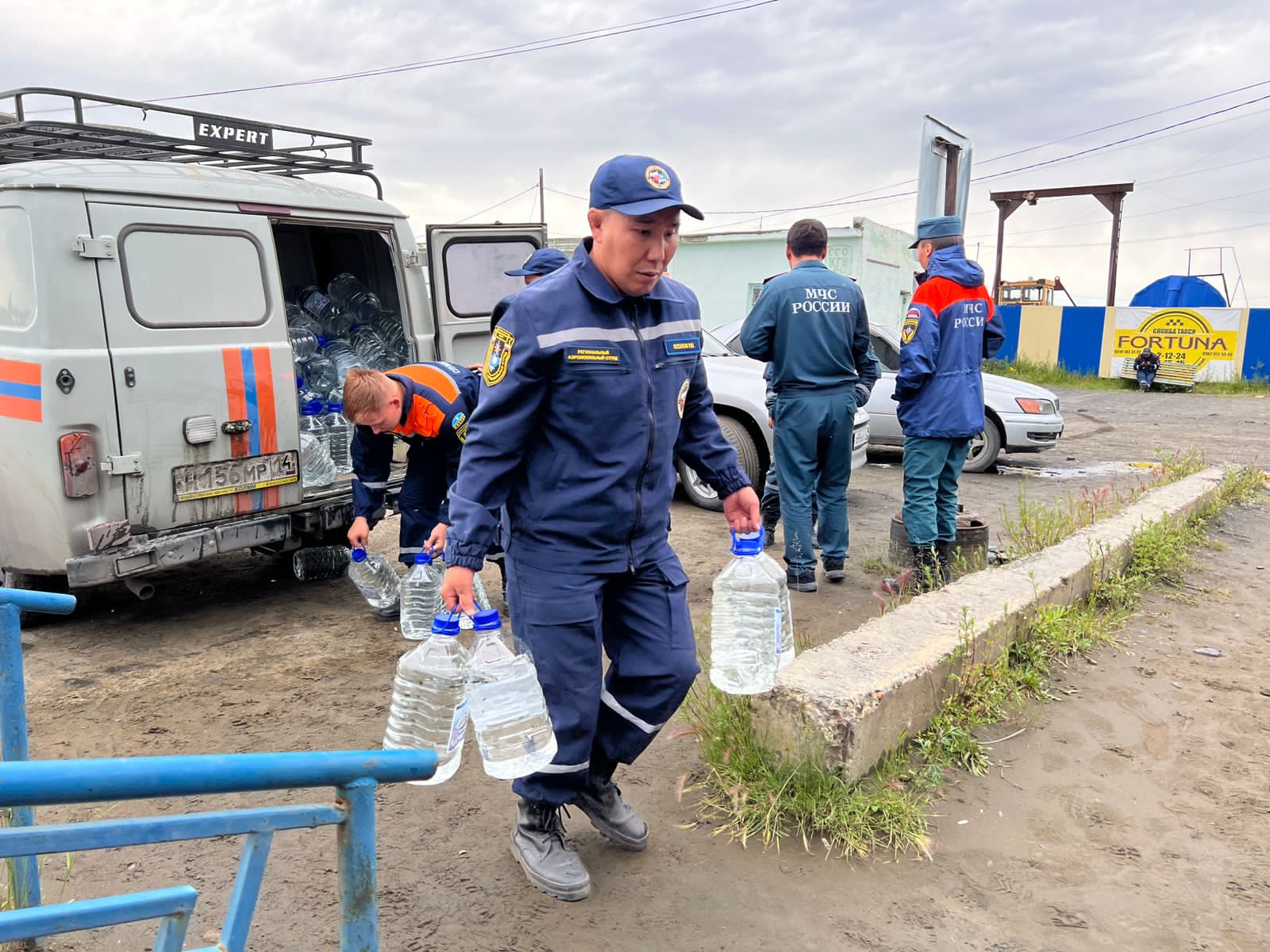 Свыше 460 кг продуктов и лекарств доставили пострадавшим от паводка жителям Верхоянского района Якутии