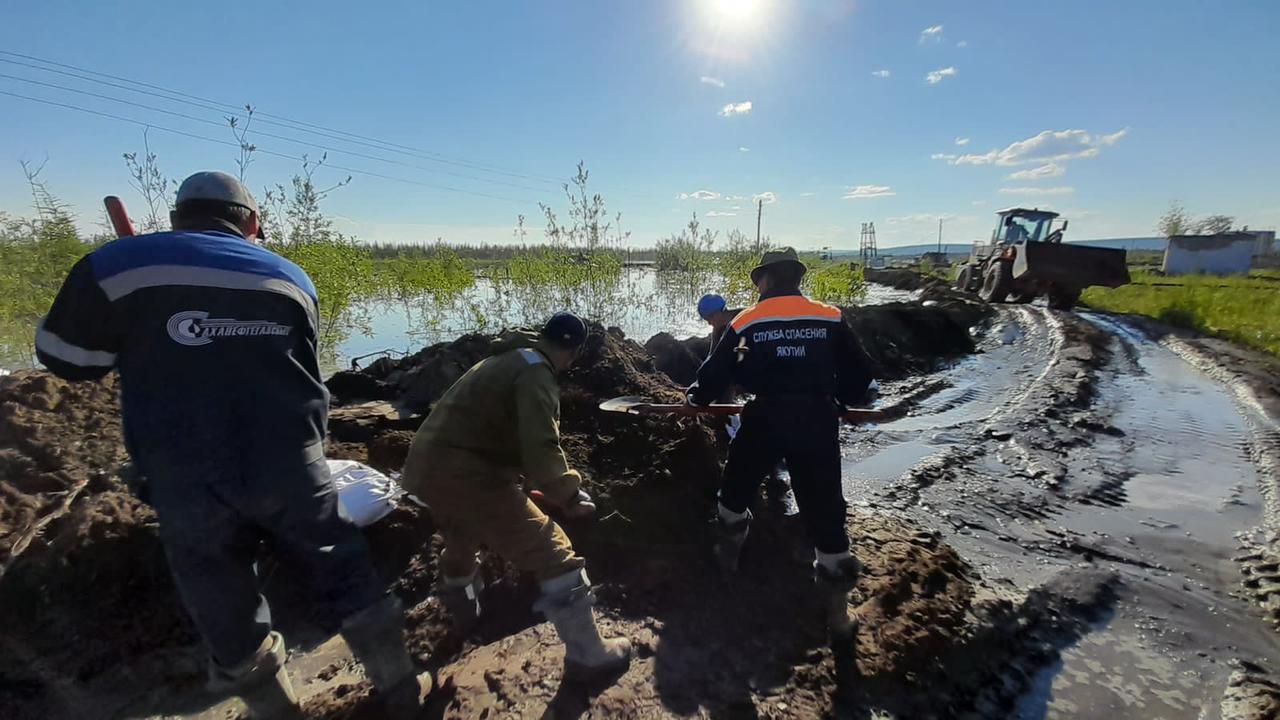 Защиту от дождевого паводка усилили в поселке Батагай в Якутии