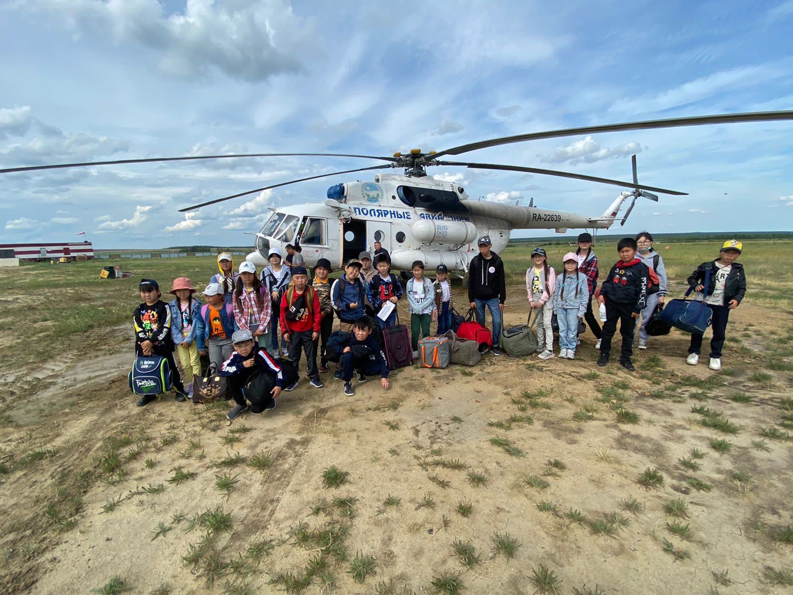 52 ребенка из пострадавших от паводка сел прилетели в Якутск