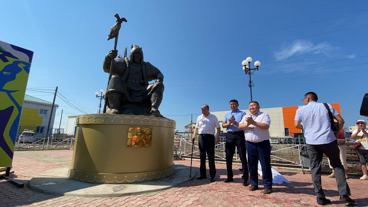Памятник Легой Тойону открыли в Борогонцах в Якутии