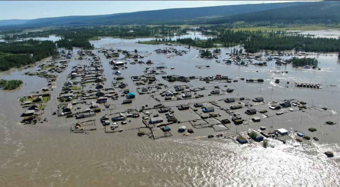 Три жилых дома освободились от воды в селе Суордах в Якутии