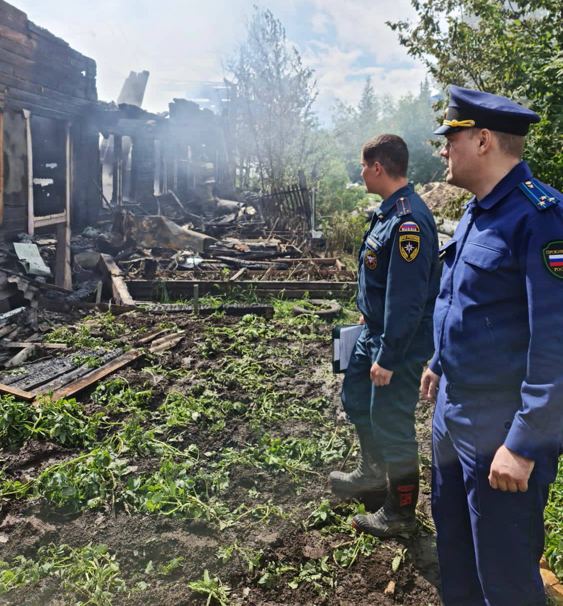 Человек погиб при пожаре в двухэтажном доме в якутском Томмоте