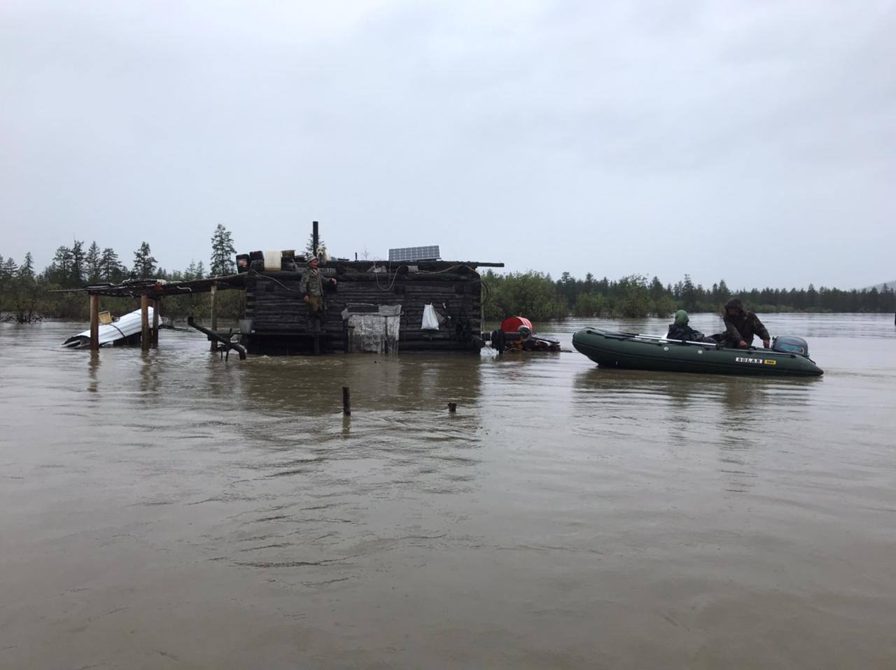 Спасатели оказывают помощь пострадавшим от паводка в Верхоянском районе Якутии