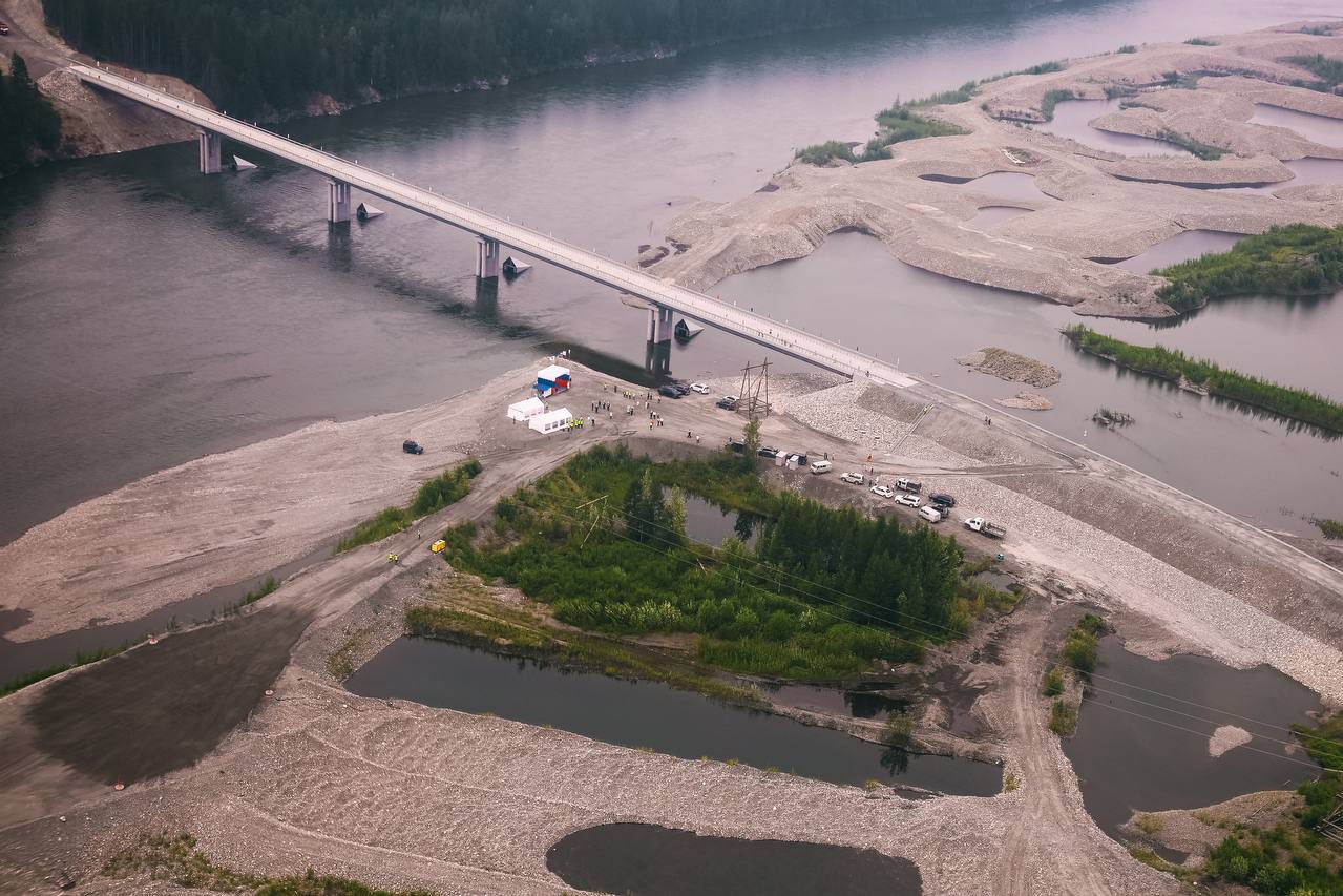 Мост через реку Аллах-Юнь открыли в Усть-Майском районе Якутии