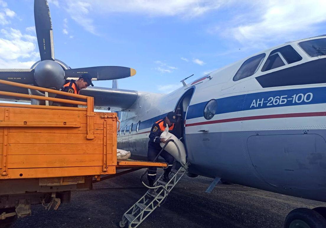 Две тонны гуманитарной помощи доставили пострадавшим от паводка в Верхоянский район Якутии