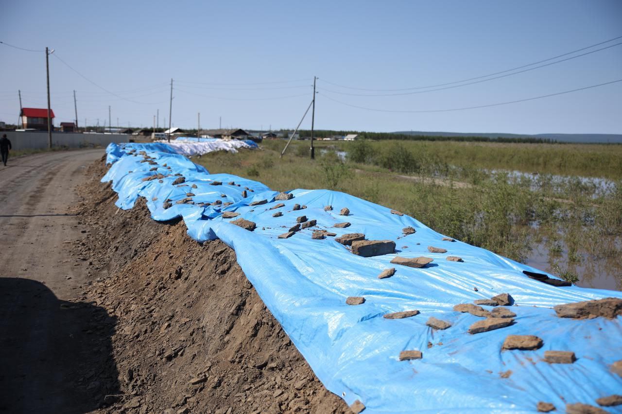 Защиту границ поселка от паводка усилили в Батагае Верхоянского района Якутии