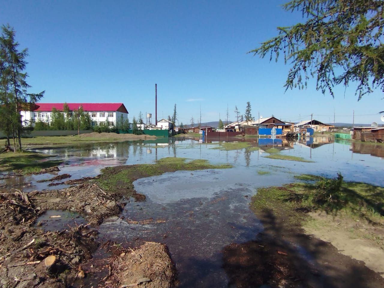 Две дворовые территории подтопило в селе Эльгетск Верхоянского района Якутии