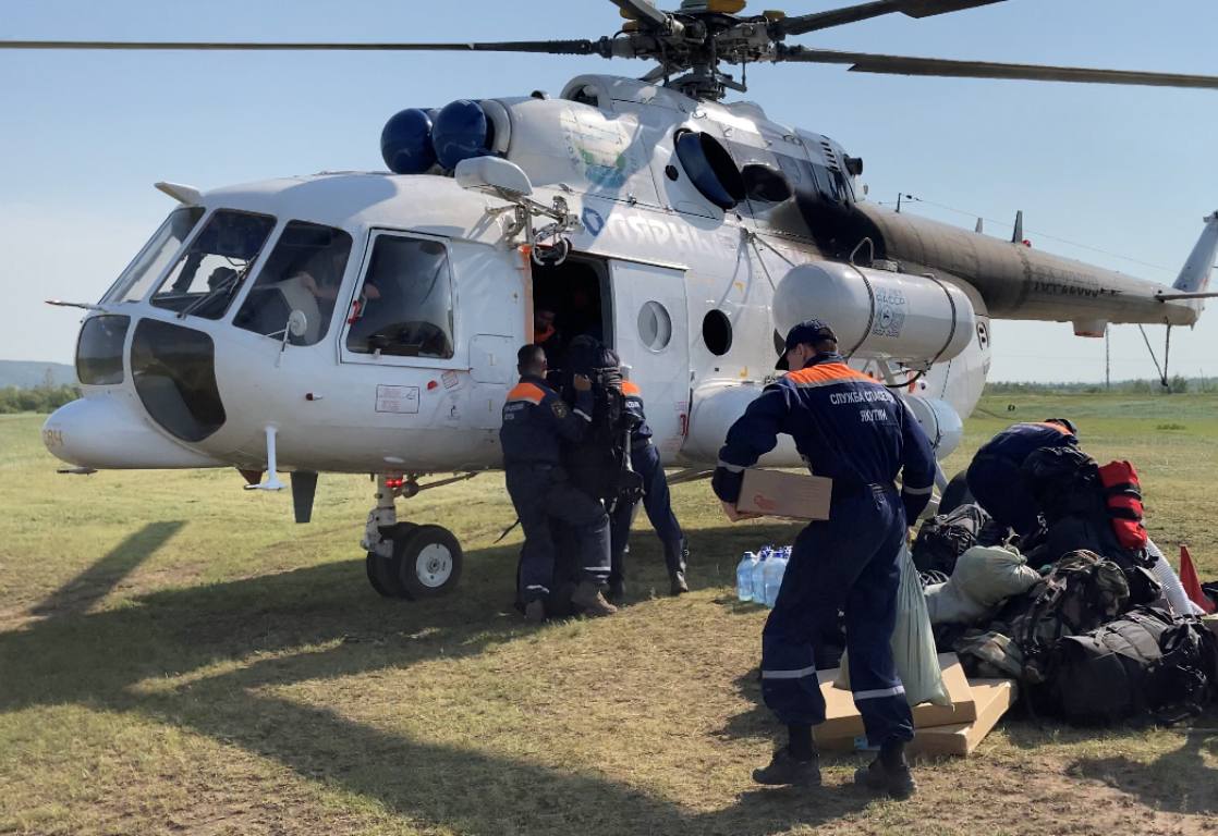 Спасатели вылетели на тушение природных пожаров в Оймяконский район Якутии