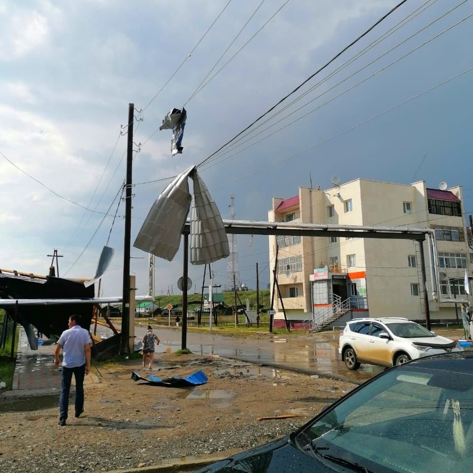Электроснабжение восстанавливают в Усть-Алданском районе Якутии после урагана