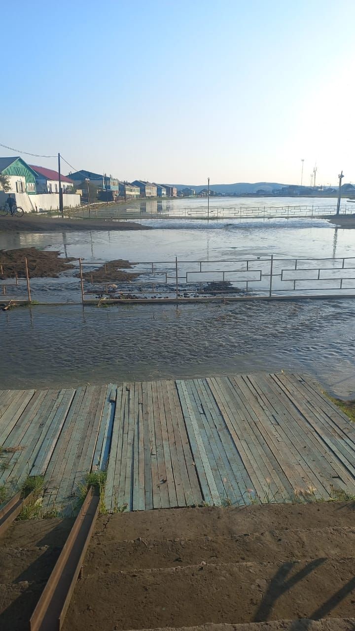 Вода прорвала дамбу и затопила все улицы в якутском Верхоянске