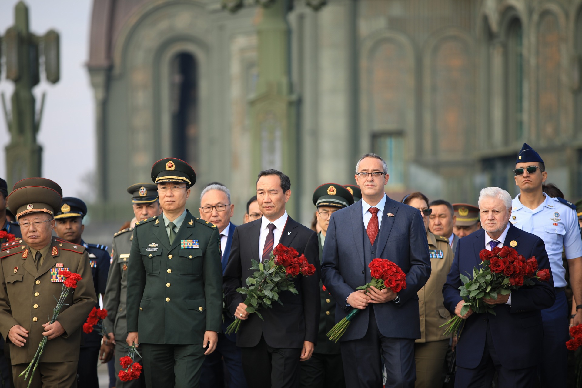 Глава Якутии возложил цветы к памятнику «Матерям победителей» в Москве