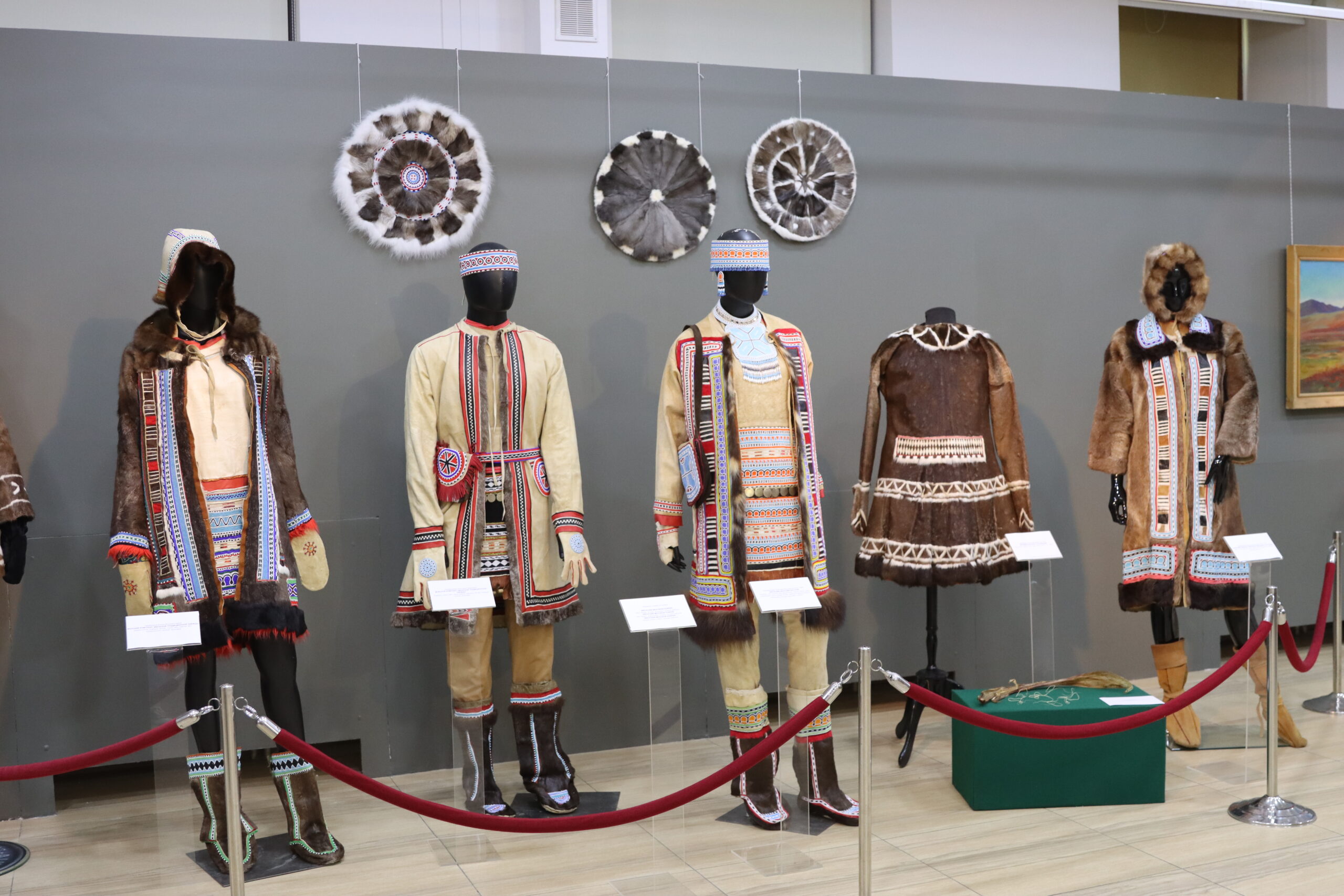 Одежду коренных малочисленных народов Севера представили на выставке в Якутске