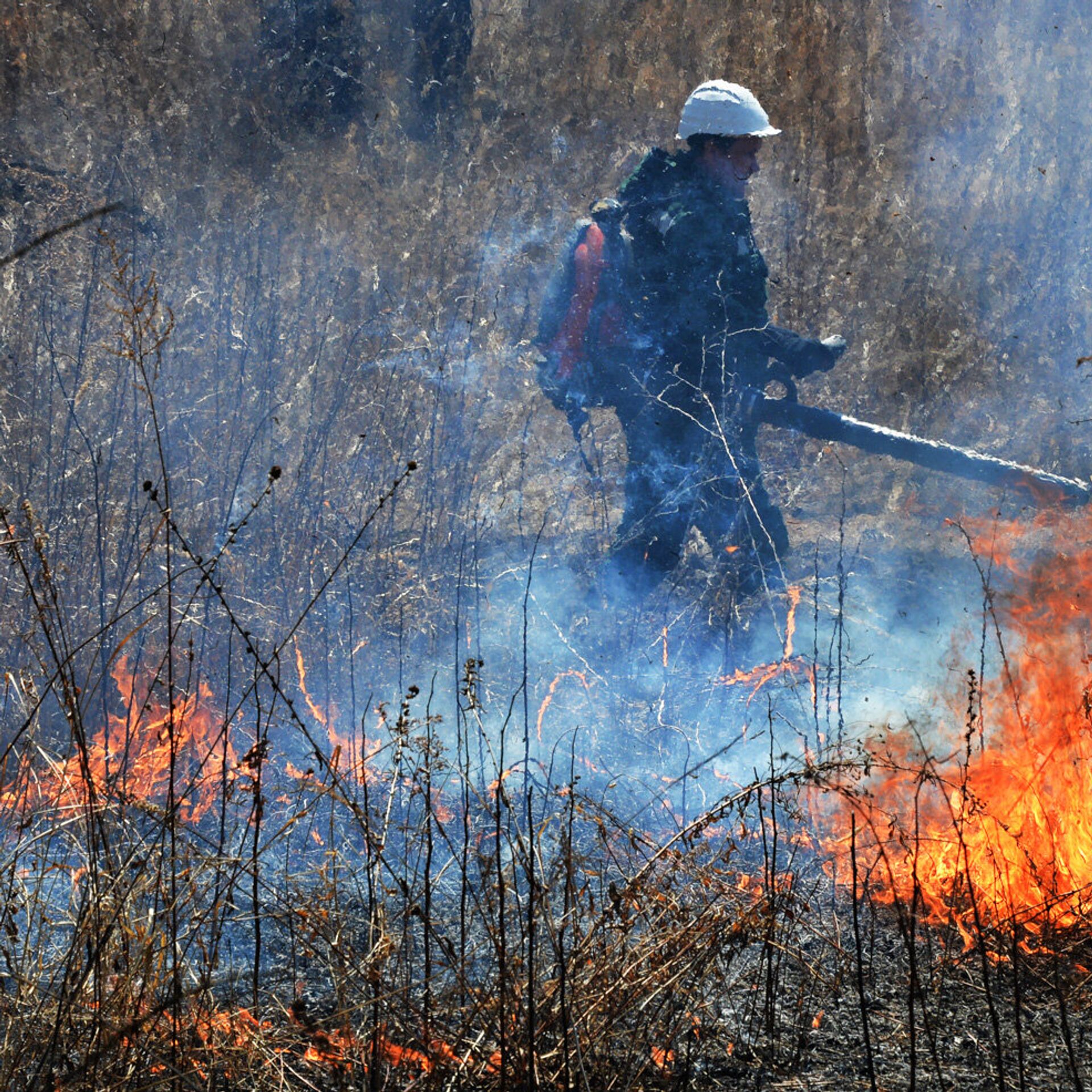 Встречный пал помог взять под контроль лесной пожар у якутского села Налимск