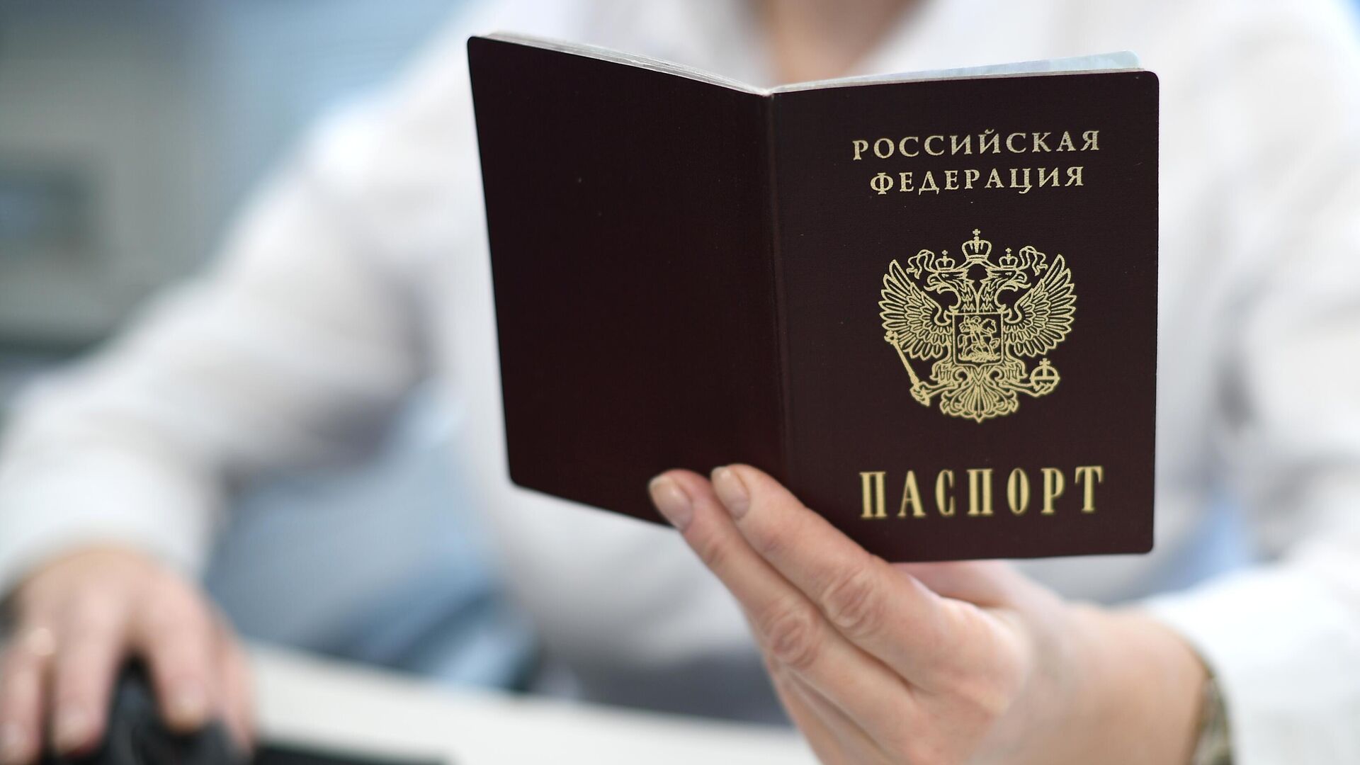 Паспорта РФ вручили гражданам ЛНР в Якутии
