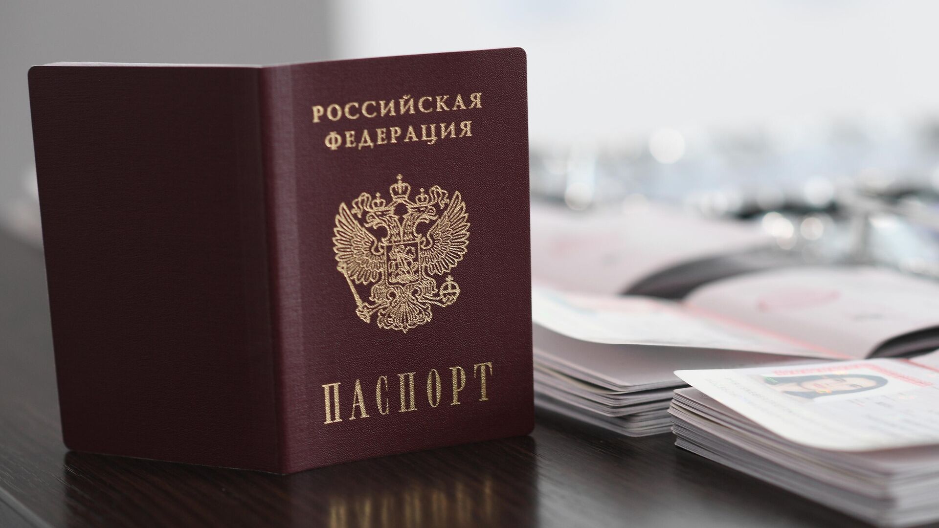 Паспорта вручили беженцам из ДНР в Якутске