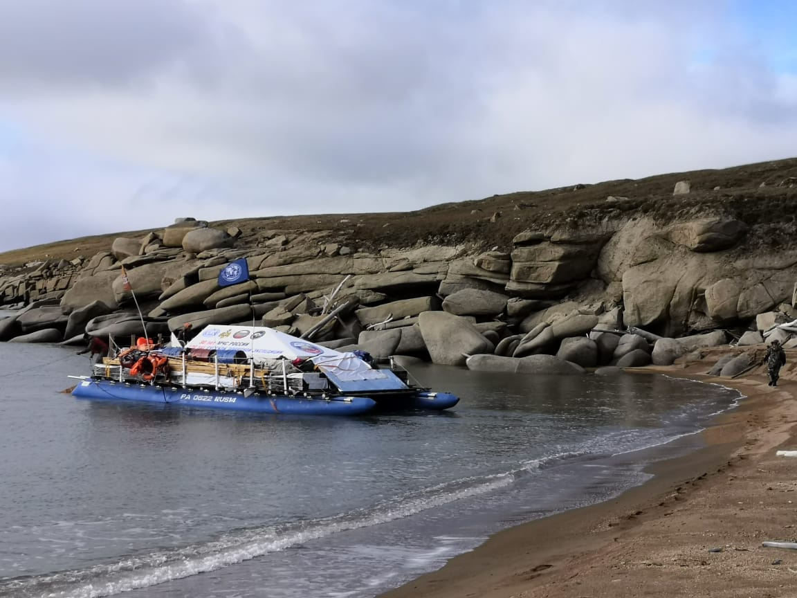Энтузиасты из Якутии на надувном катамаране достигли острова Беннетта