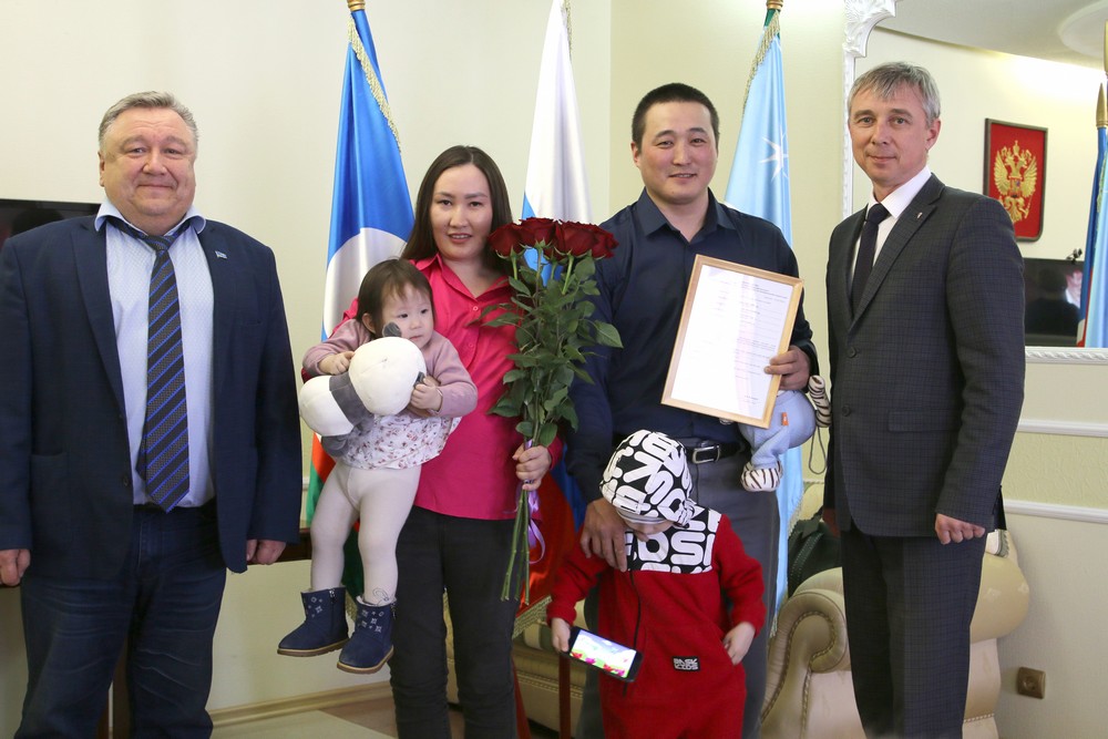 Шесть семей получили соцвыплаты на покупку жилья в Удачном в Якутии