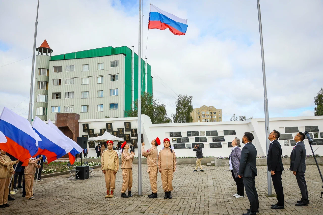 Флаг России подняли на площади Победы в Якутске