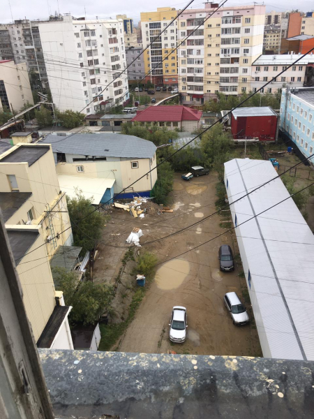 Житель Якутска пытался вытолкнуть из окна девятого этажа двух своих детей
