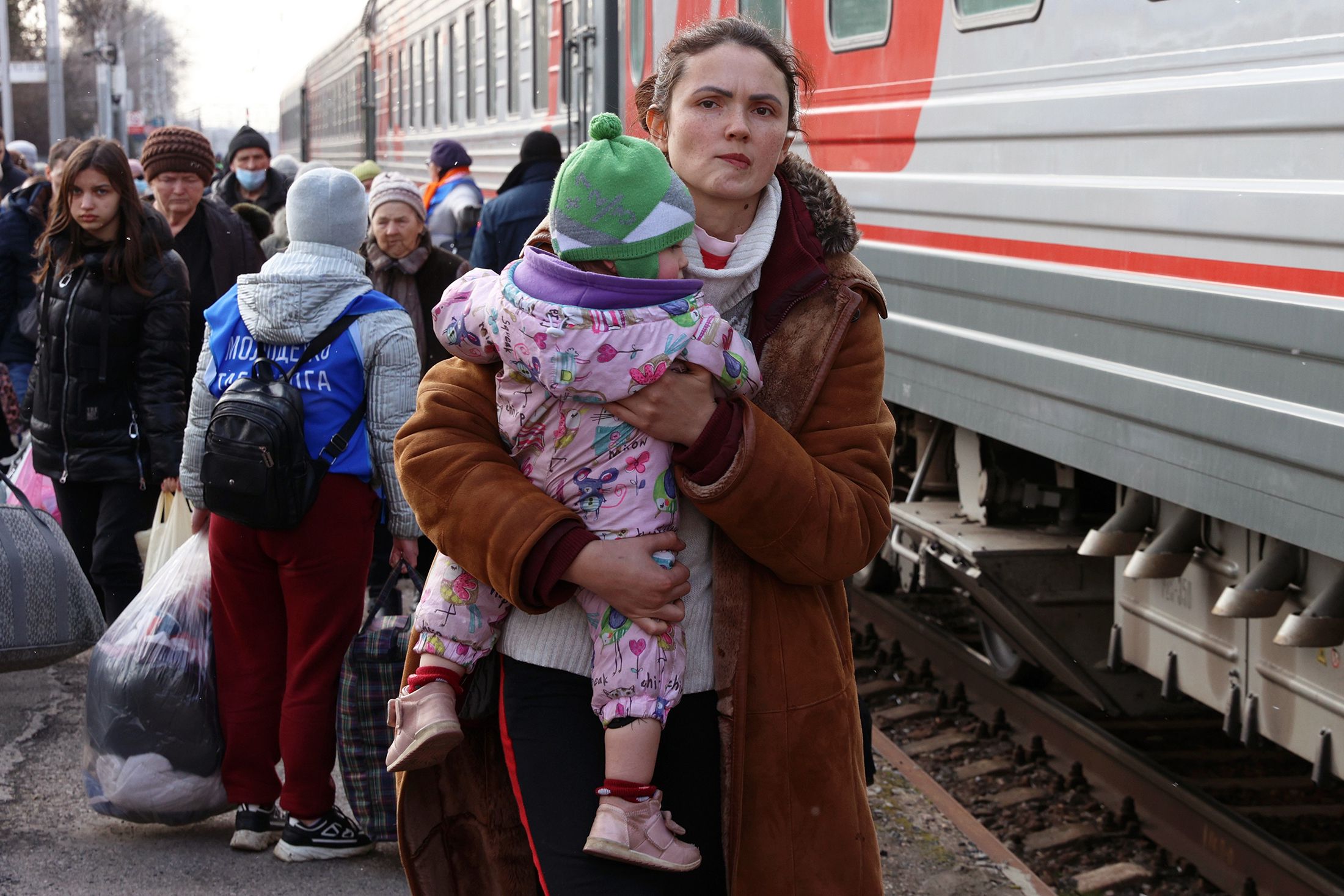 Путин установил ежемесячные и разовые выплаты для беженцев из Донбасса и с Украины