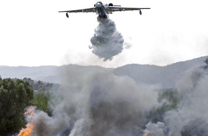 Самолет Бе-200 сбросил 42 тонны воды на пожары в Усть-Майском районе Якутии