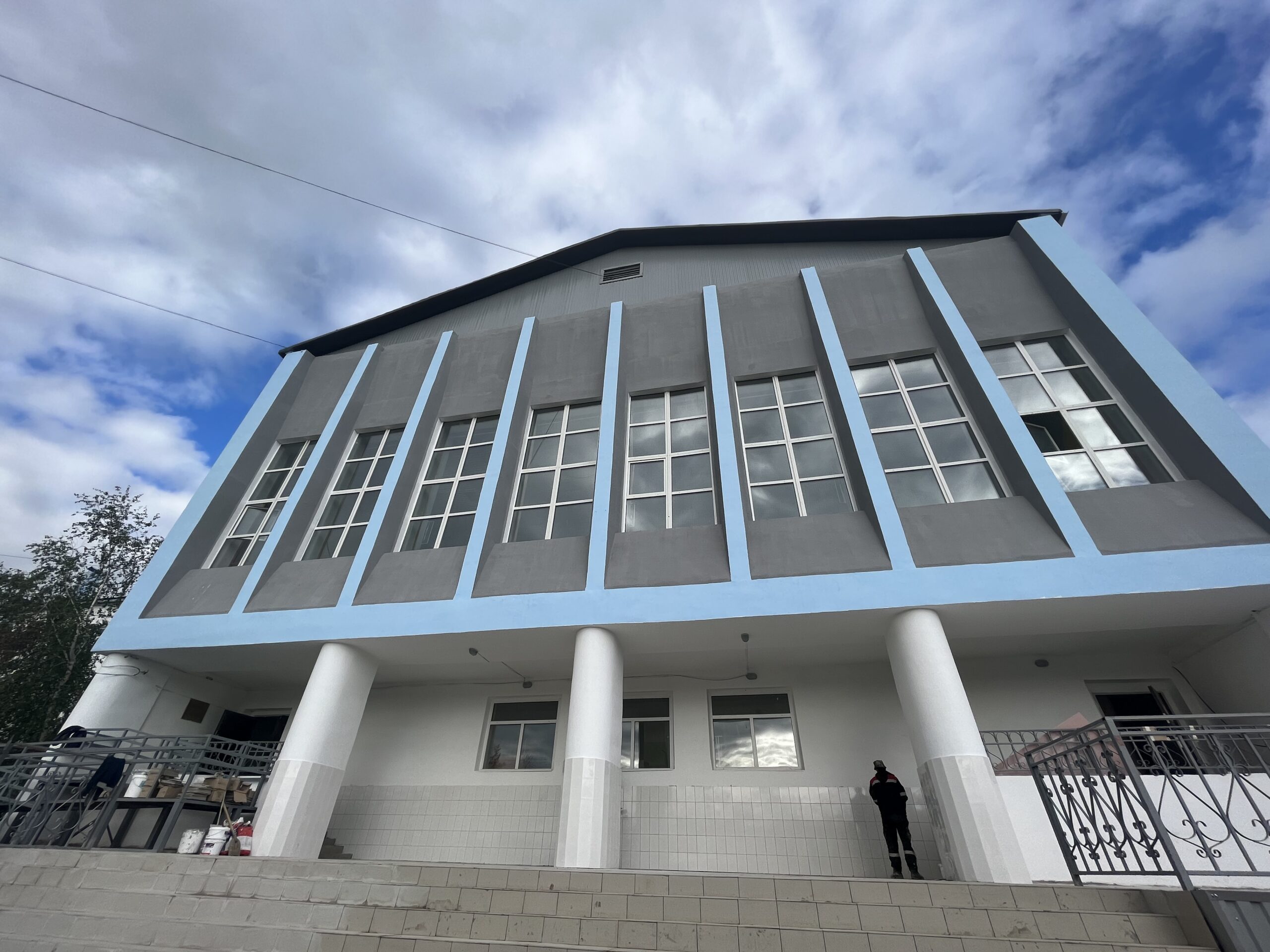 Капремонт школы и гимназии завершают в якутском селе Намцы