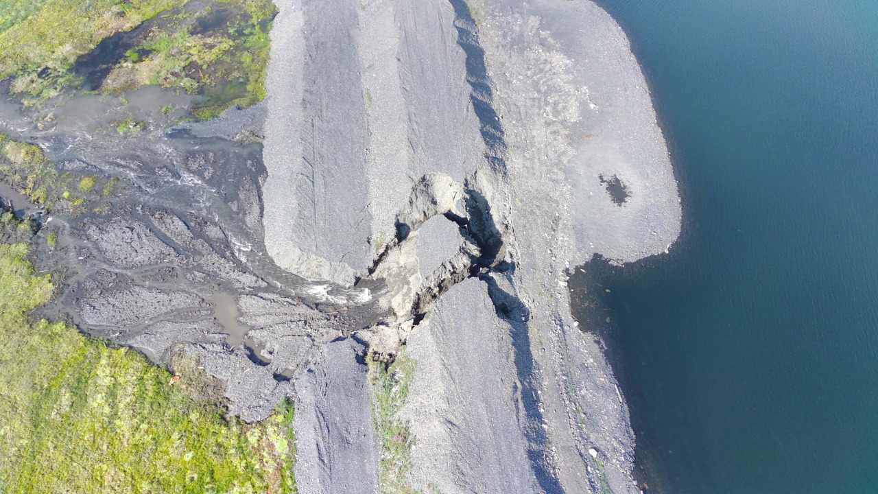Плотину водохранилища восстанавливают в якутском поселке Тикси после прорыва