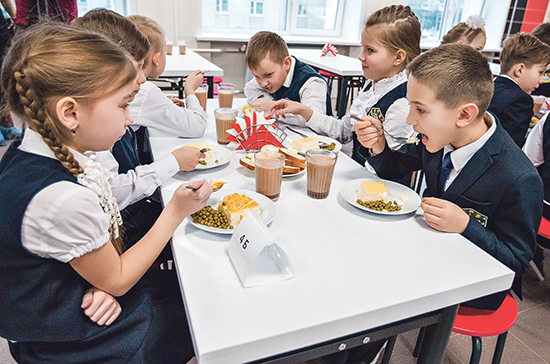 Действие Карты жителя Якутии расширят на питание школьников и диспансеризацию
