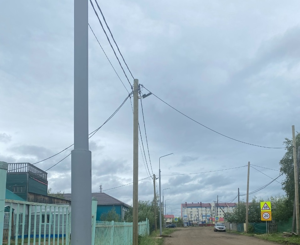Работы по установке уличного освещения проводят в селе Сунтар в Якутии