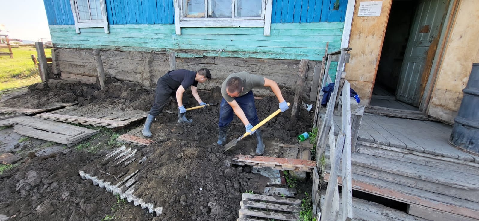 35 бойцов студотрядов ликвидируют последствия паводка в Верхоянском районе Якутии