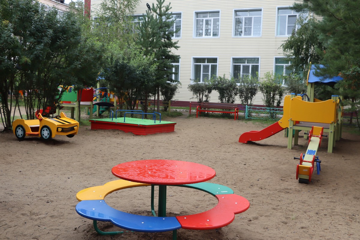 Новые уличные площадки установили в детсадах Ленского района Якутии