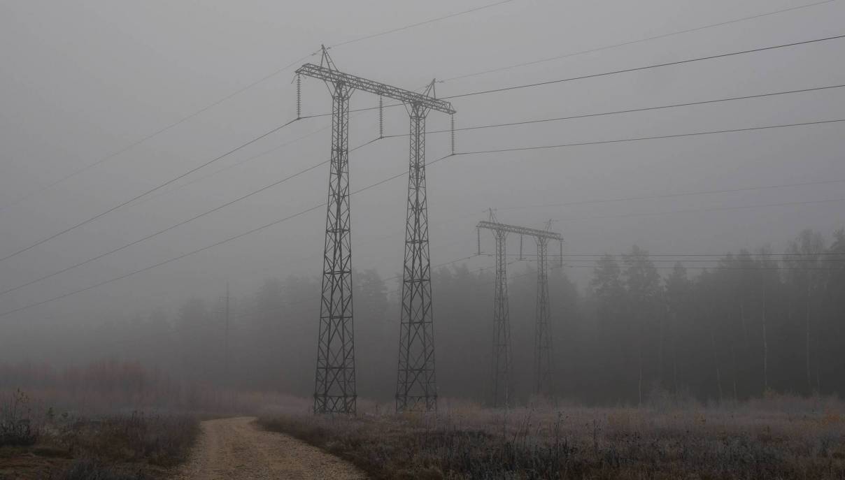 Линию электропередачи защищают от лесного пожара в Усть-Майском районе Якутии