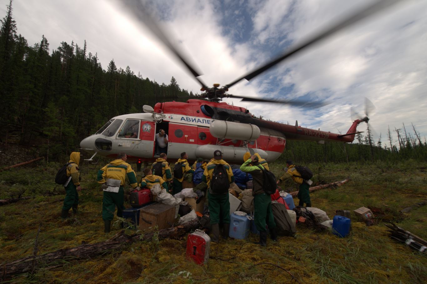 Новый вертолет Ми-8-МТВ-1 прибыл в Якутию на тушение лесных пожаров