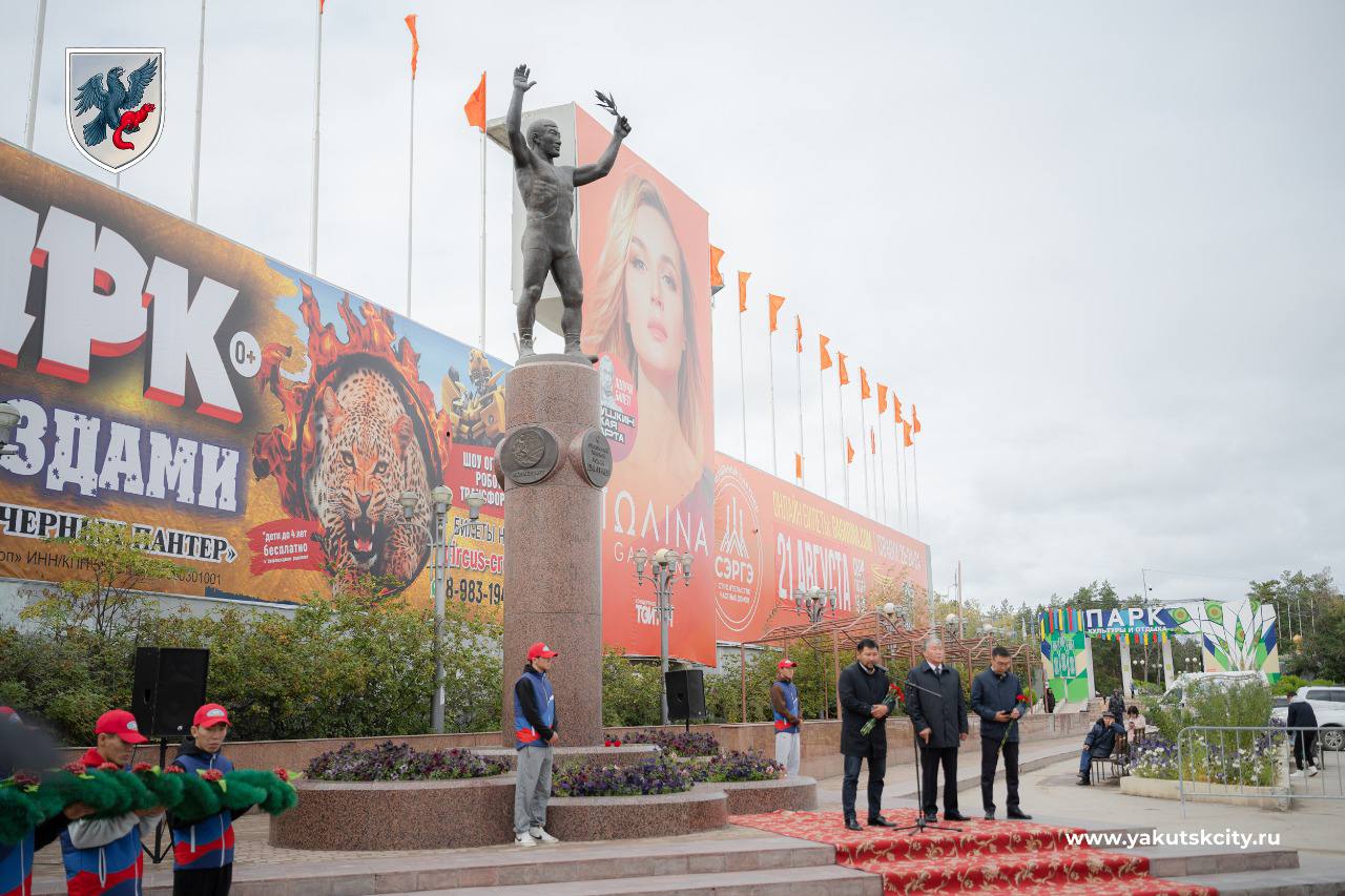 Цветы возложили к памятнику олимпийского чемпиона Романа Дмитриева в Якутске