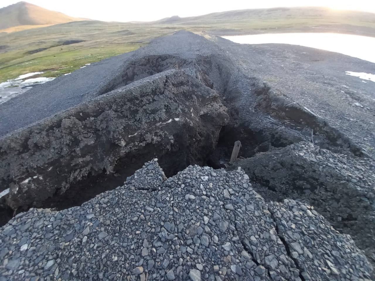2,4 тысячи кубов грунта отсыпали на плотине в якутском Тикси