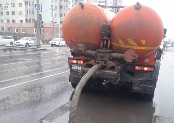 Откачку дождевой воды с заниженных мест ведут на улицах Якутска