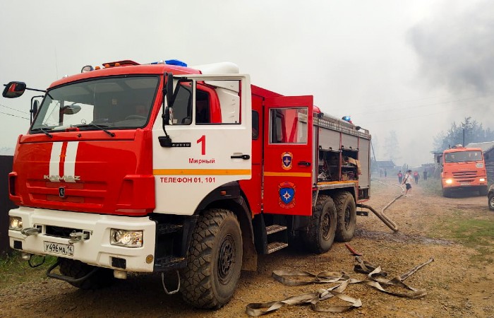 Количество лесных пожаров сократилось более чем вдвое в Якутии за неделю