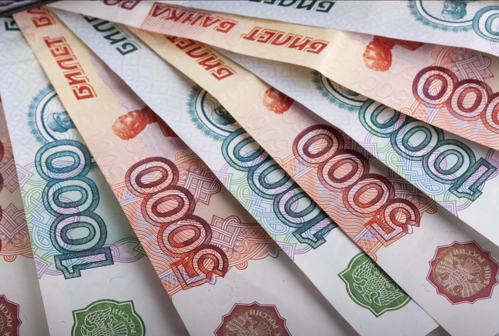 Более 100 млрд рублей направят дополнительно на поддержку отдельных отраслей экономики в РФ