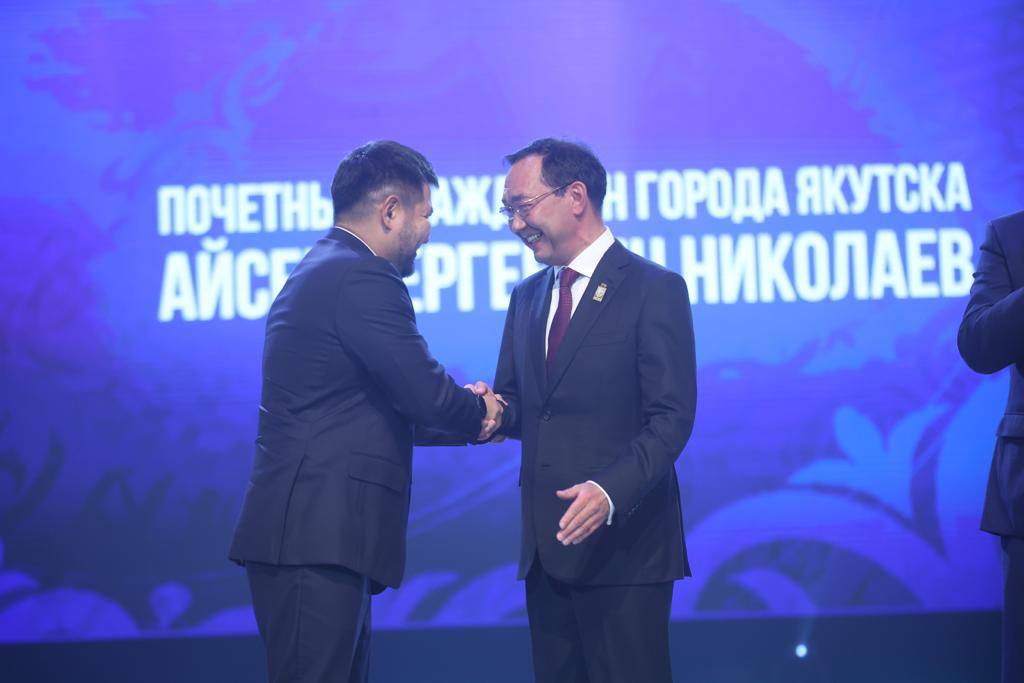 Айсену Николаеву вручили звание почетного гражданина Якутска